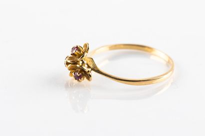 Bague en or jaune composée de trois motifs...