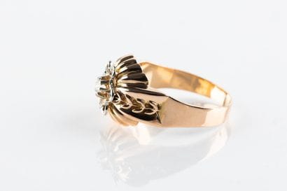 Bague dôme en or jaune centrée d'un motif...