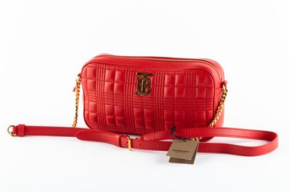 BURBERRY
Sac en cuir matelassé rouge.
Bijouterie...