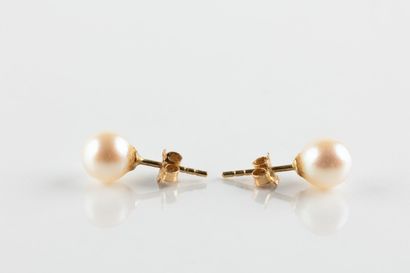 Paire de boucles d'oreilles ornées de perles...