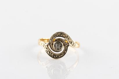 Bague tourbillon en or centrée d'un oxyde...