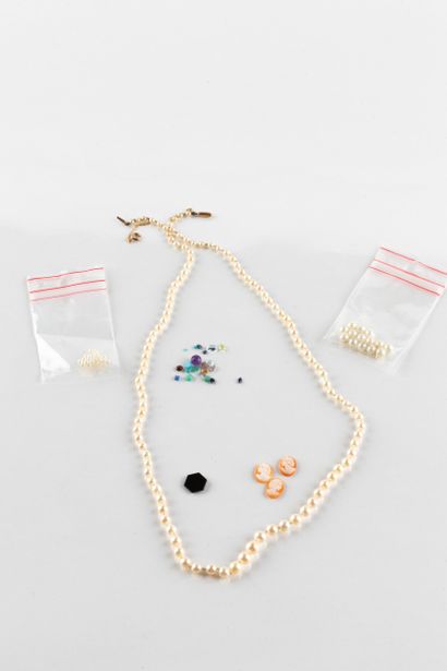 Necklace made of cultured pearls. Gold ratchet...