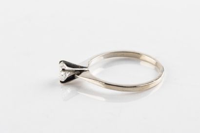Bague solitaire ornée d'un diamant taille...