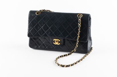 CHANEL 
Sac modèle Timeless en cuir d'agneau...