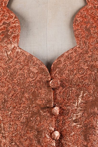 Veste à épaulettes en tissu pailleté orangé....