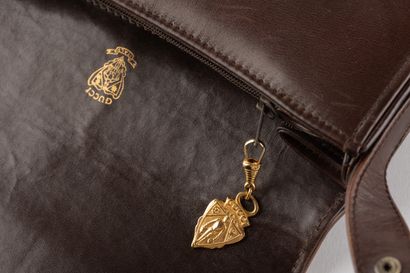 GUCCI
Sac vintage forme besace en cuir lisse...