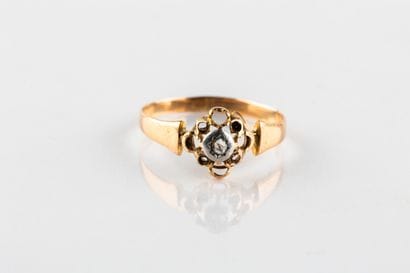 Bague en or rose et gris sertie d'un diamant...