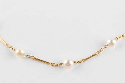 Yellow gold chain with baton motifs and round...