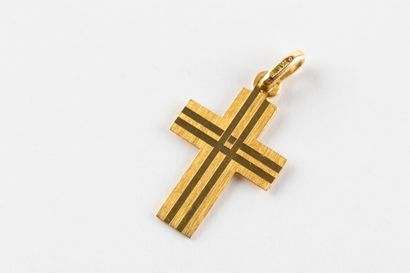 Pendentif représentant une croix en or jaune...