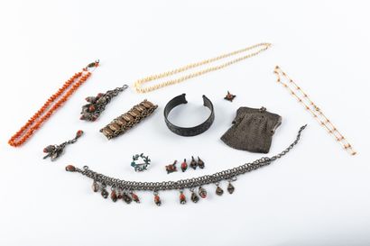 Ensemble comprenant un collier de perles...
