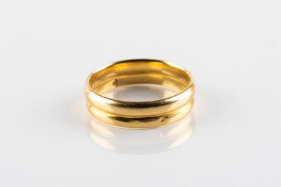 Bague en or jaune composée de deux demi-joncs...