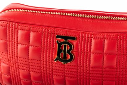 BURBERRY
Sac en cuir matelassé rouge.
Bijouterie...