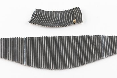 SWATCH 
Important collier composé de franges...