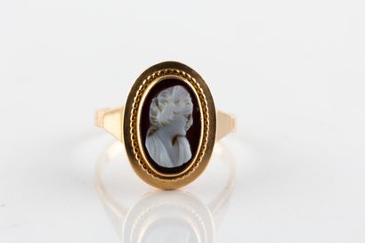Bague en or jaune centrée d'un camée agate...