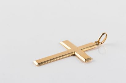 Cross in yellow gold with beveled decoration....