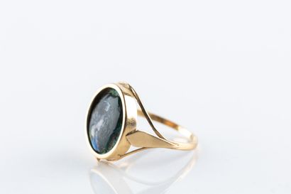Bague en or jaune circulaire, centrée d'une...