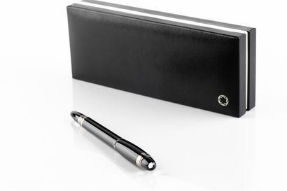Stylo plume MONTBLANC, en résine noire et...