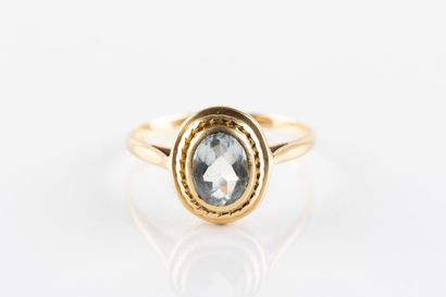 Bague en or jaune ornée d'une aigue marine...
