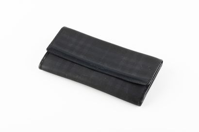 BURBERRY
Porte-feuilles en toile cirée Grid...