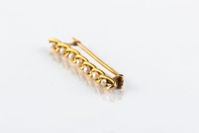 Broche barrette en or jaune rythmée de perles...