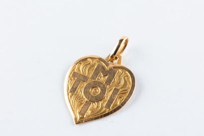 Pendentif en or jaune formant un cœur gravé...