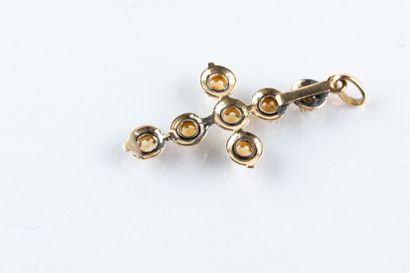 Croix en or jaune composée de motifs circulaires...