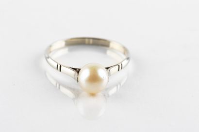 Bague en or gris ornée d'une perle de culture...