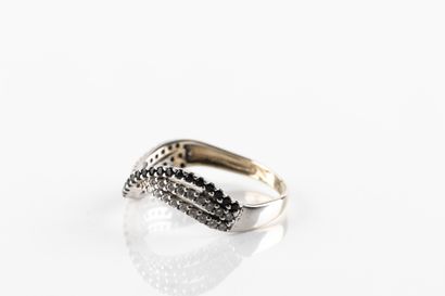 Bague mouvementée, en or gris sertie de pierres...