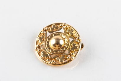 Broche circulaire en or jaune centrée d'un...