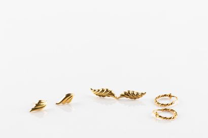 Trois paires de boucles d'oreilles en or...