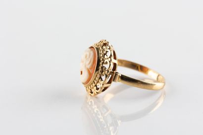 Yellow gold ring centered with a shell cameo...