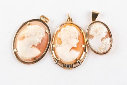 Lot en or composé de 3 pendentifs camées...