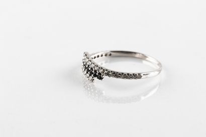 Bague en or gris composée de trois lignes...