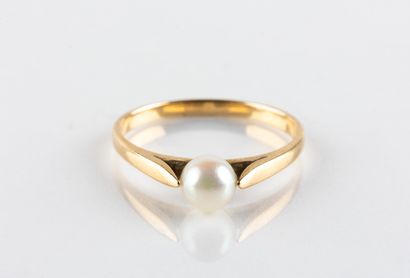 Bague en or jaune ornée d'une perle de culture...