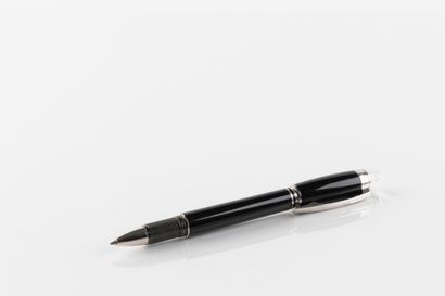 Stylo roller MONTBLANC, en résine noire et...