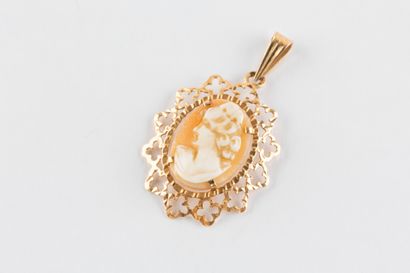 Yellow gold pendant centering a shell cameo...