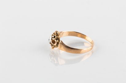 Bague en or rose et gris sertie d'un diamant...