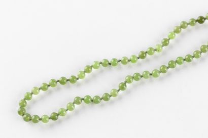 Sautoir composé de perles de jade néphrite...
