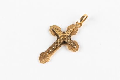 Croix en or jaune finement ciselée, réhaussée...