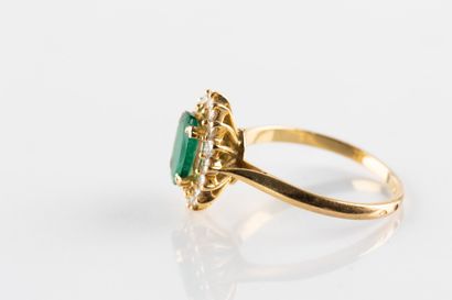 Bague marguerite en or jaune centrée d'une...