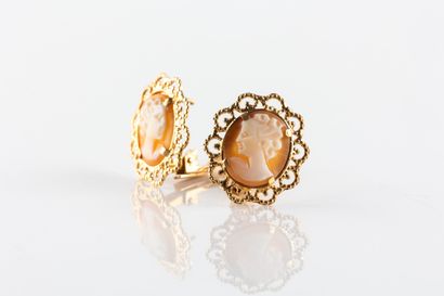 Paire de boucles d'oreilles en or jaune centrées...