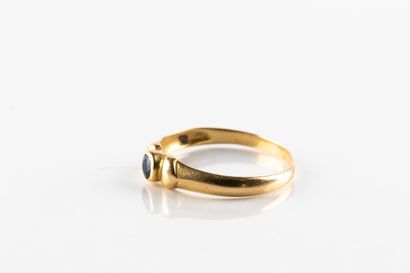 Bague en or jaune sertie d'un saphir rond...