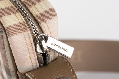 BURBERRY
Pochette bandoulière en toile cirée...