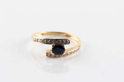 Bague en or jaune centrée d'un saphir ovale...