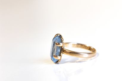 Bague en or jaune ornée d'une pierre bleue...