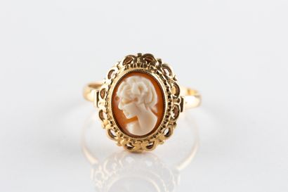 Yellow gold ring centered with a shell cameo...