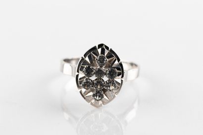Bague en or gris, de forme navette sertie...