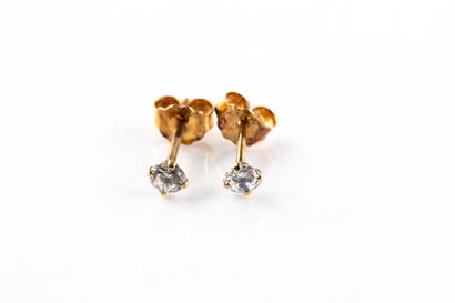 Paire de boucles d'oreilles en or jaune ornées...