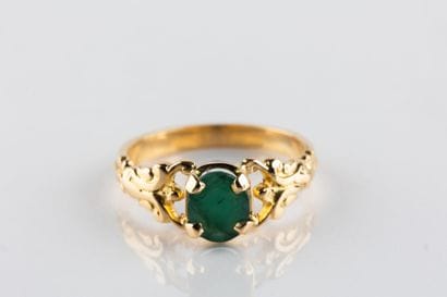 Bague en or jaune centrée d'une émeraude...