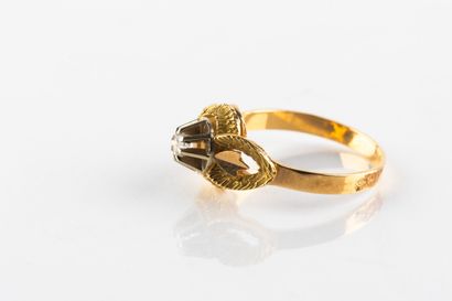 Vers 1970,
Bague en or jaune à décor de fines...